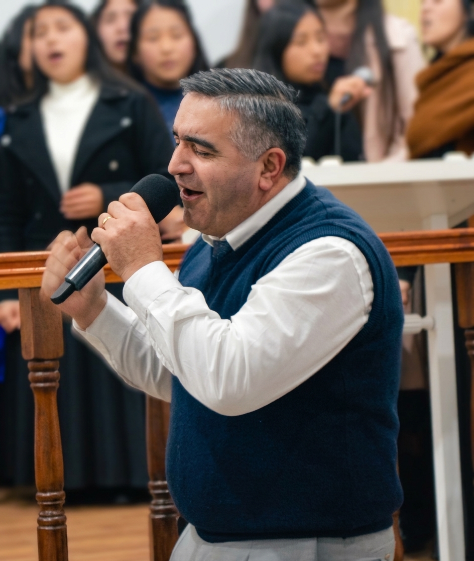 Hermano Gastón Larramendi cantando durante un encuentro de la comunidad