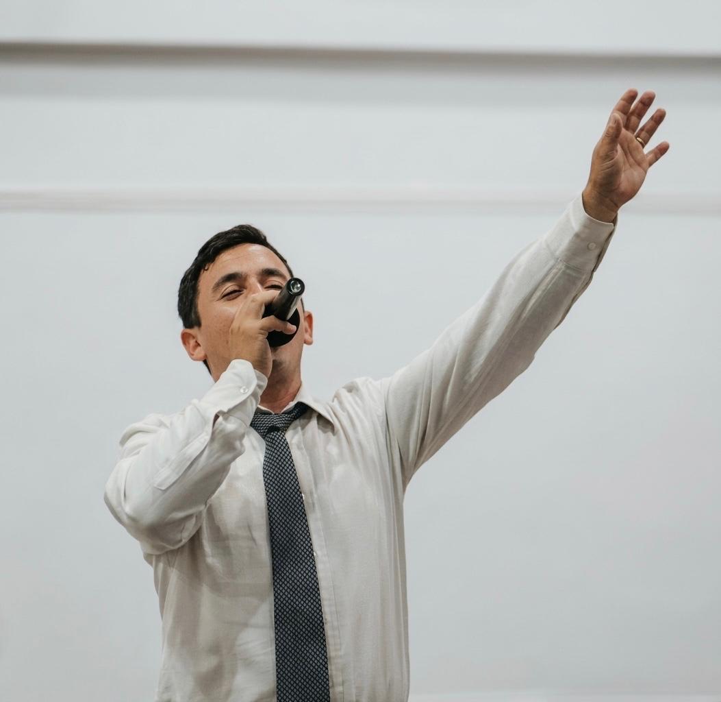 Hermano Pablo Pérez dirigiendo los cánticos de la congregación