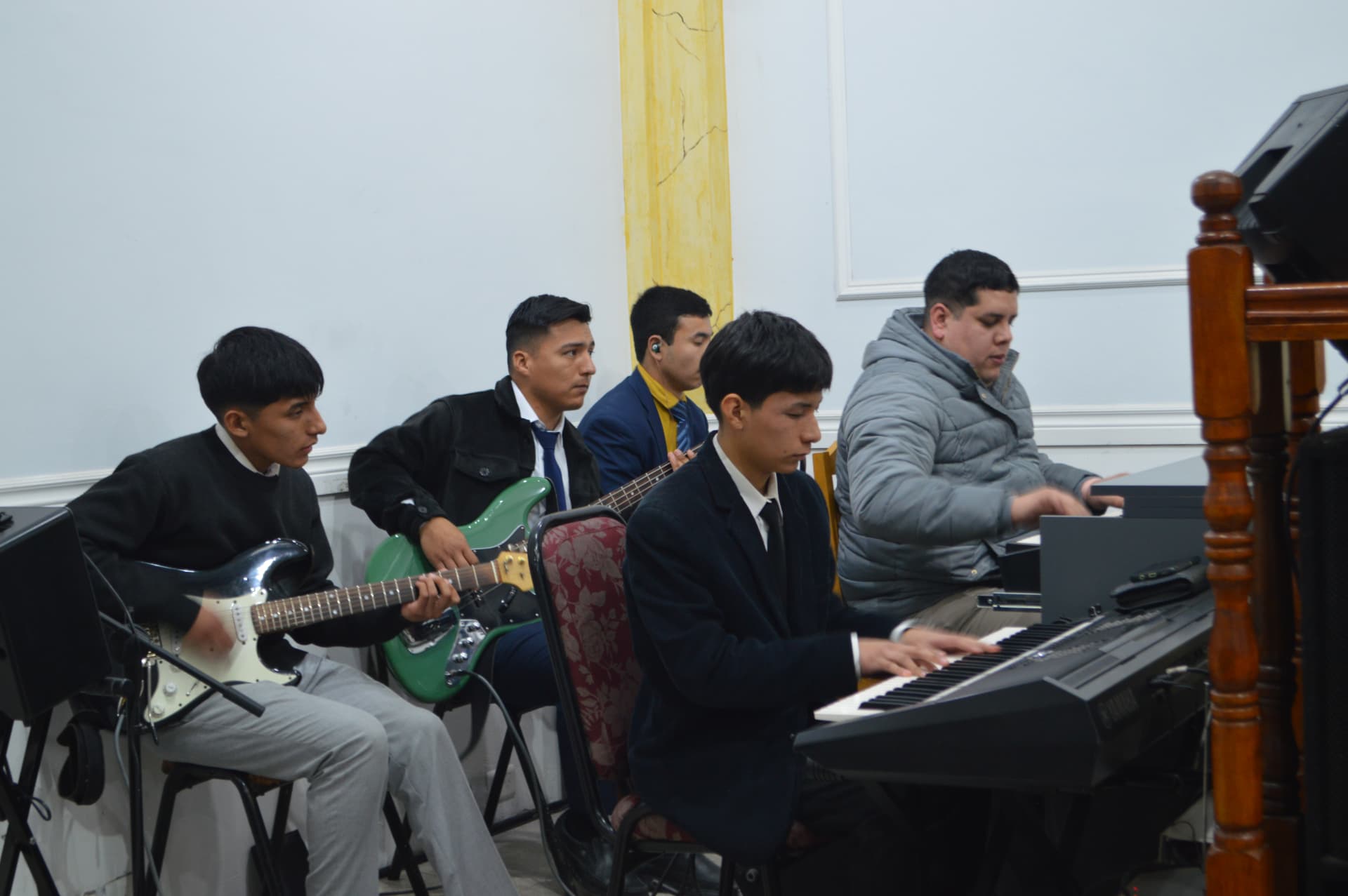 Los músicos del Tabernáculo Belén tocando durante el culto